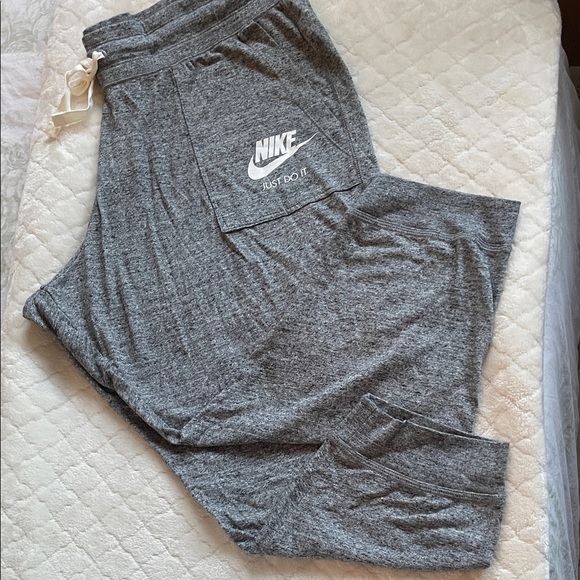 Nike Pants - Nike|women’s Heather Gray capri Joggers|XXL|EUC